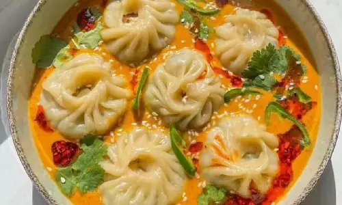 Jhol Momos: मसालेदार सूप में डूबा स्वाद Jhol Momos: मसालेदार सूप में डूबा स्वाद
