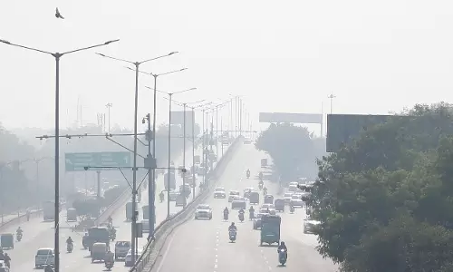 Delhi में हवा थोड़ी सुधरी, पर स्मॉग से हालात अब भी खराब Delhi में हवा थोड़ी सुधरी, पर स्मॉग से हालात अब भी खराब