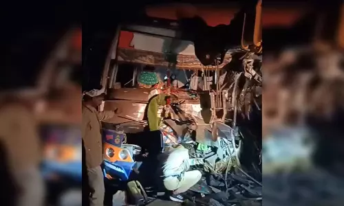 स्लीपर बस और ट्रक की टक्कर, 4 की मौत, 28 से अधिक घायल स्लीपर बस और ट्रक की टक्कर, 4 की मौत, 28 से अधिक घायल