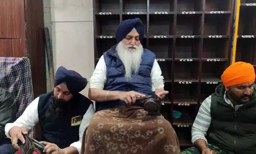 Punjab: विरसा सिंह वल्टोहा स्वर्ण मंदिर में सेवा करते हुए