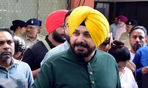 Navjot Sidhu के समर्थकों ने बढ़ते विवाद के बीच चुप्पी साधी