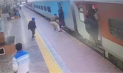 Bhagalpur  : चलती ट्रेन से फिसली महिला,देवदूत बनकर आया RPF का जवान