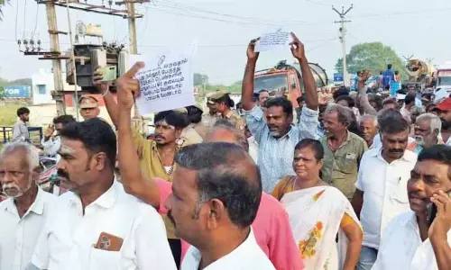 Kanchipuram Nallur के निवासियों ने स्कूल के पास टैसमैक आउटलेट्स का विरोध किया
