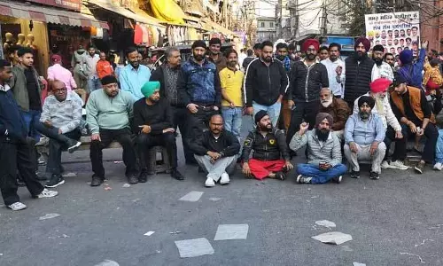 Choura Bazaar में हाई ड्रामा, दुकानदार और विक्रेताओं के बीच हुई झड़प Choura Bazaar में हाई ड्रामा, दुकानदार और विक्रेताओं के बीच हुई झड़प