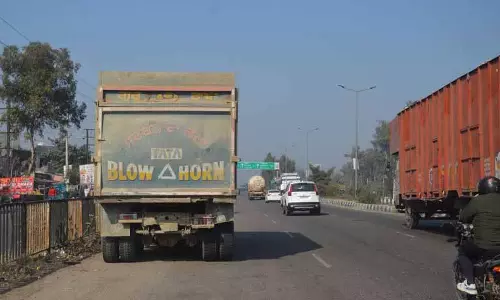 Ludhiana: हाईवे पर गाड़ियों की खतरनाक पार्किंग यात्रियों के लिए खतरा पैदा करती है