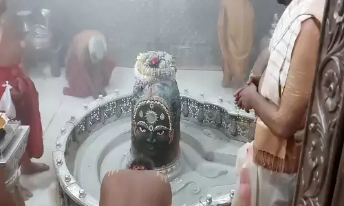 Ujjain के महाकालेश्वर ज्योतिर्लिंग मंदिर में पवित्र भस्म आरती की गई