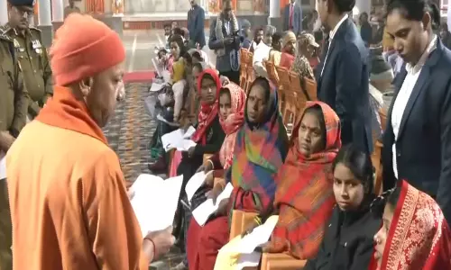 गोरखपुर में जनता दर्शन में CM योगी ने लोगों की शिकायतें सुनी