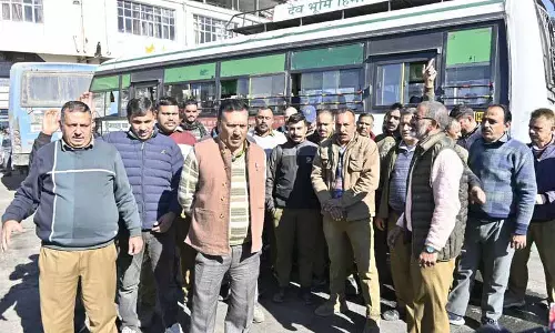 सैलरी नहीं मिलने पर HRTC कर्मचारियों ने शिमला में विरोध प्रदर्शन किया