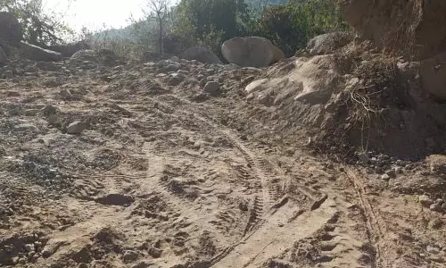 प्रतिबंध के बावजूद, बैजनाथ के पास Binwa river में अवैध खनन बिना किसी रोक-टोक के जारी है