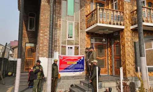 पुलिस ने कुख्यात ड्रग तस्कर के पिता की दो करोड़ की संपत्ति जब्त की पुलिस ने कुख्यात ड्रग तस्कर के पिता की दो करोड़ की संपत्ति जब्त की