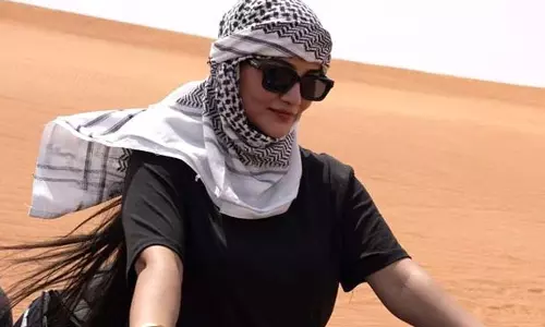 Tia Bajpai अपनी आने वाली फिल्म के लिए रेगिस्तानी इलाके में बाइक चलाना सीख रही Tia Bajpai अपनी आने वाली फिल्म के लिए रेगिस्तानी इलाके में बाइक चलाना सीख रही