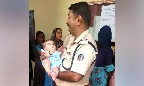 SI बच्चे को तब तक पकड़े रहा जब तक मां वोटिंग के बाद वापस नहीं आ गई SI बच्चे को तब तक पकड़े रहा जब तक मां वोटिंग के बाद वापस नहीं आ गई
