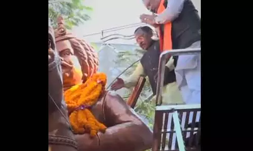 जयस्तंभ चौक में CM विष्णुदेव साय ने शहीद वीर नारायण सिंह की प्रतिमा पर किया माल्यार्पण जयस्तंभ चौक में CM विष्णुदेव साय ने शहीद वीर नारायण सिंह की प्रतिमा पर किया माल्यार्पण
