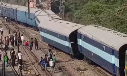 Delhi: शकूर बस्ती रेलवे स्टेशन पर ट्रेन के दो डिब्बे पटरी से उतरे Delhi: शकूर बस्ती रेलवे स्टेशन पर ट्रेन के दो डिब्बे पटरी से उतरे