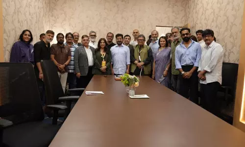 CM ने फ्यूचर सिटी में फिल्म स्टूडियो स्थापित करने के लिए पूरे समर्थन का आश्वासन दिया CM ने फ्यूचर सिटी में फिल्म स्टूडियो स्थापित करने के लिए पूरे समर्थन का आश्वासन दिया