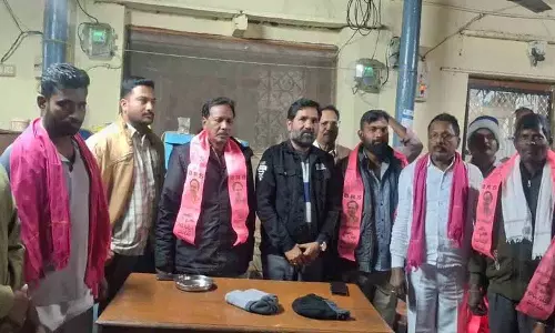 Durgam Chinnaiah के नेतृत्व में कांग्रेस नेता BRS में शामिल हुए।