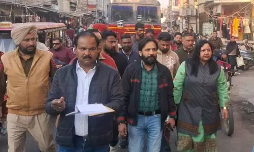 पुतलीगढ़ में कूड़ा फैलाने के खिलाफ MC अभियान में 17 चालान जारी किए गए पुतलीगढ़ में कूड़ा फैलाने के खिलाफ MC अभियान में 17 चालान जारी किए गए