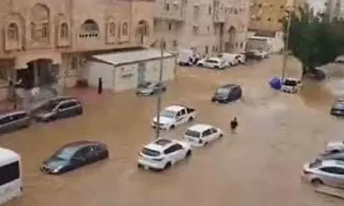 Saudi Arabia के रेगिस्तानी देश में बाढ़ आ गई है।