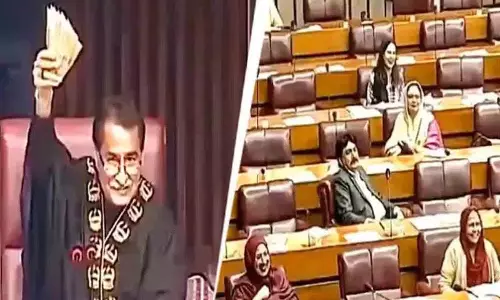 Pakistan के स्पीकर ने खोए हुए पैसे दिखाए, 12 सांसदों ने हाथ उठाए। Pakistan के स्पीकर ने खोए हुए पैसे दिखाए, 12 सांसदों ने हाथ उठाए।
