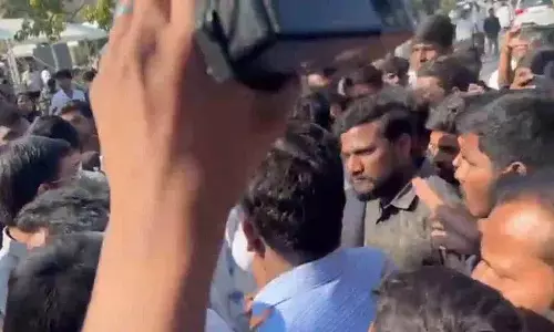 चोर चोर.. वेंकट चोर.. बाल्मूरी वेंकट के खिलाफ OU छात्रों के नारे चोर चोर.. वेंकट चोर.. बाल्मूरी वेंकट के खिलाफ OU छात्रों के नारे