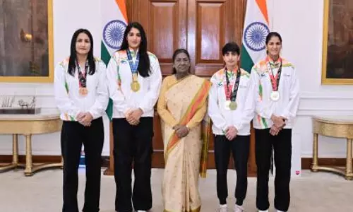 राष्ट्रपति Murmu ने लिवरपूल पदक विजेता महिला मुक्केबाजों को किया सम्मानित राष्ट्रपति Murmu ने लिवरपूल पदक विजेता महिला मुक्केबाजों को किया सम्मानित