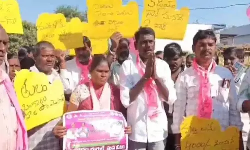 घनपुर स्टेशन पर कादियम श्रीहरि के खिलाफ BRS कार्यकर्ताओं का विरोध प्रदर्शन