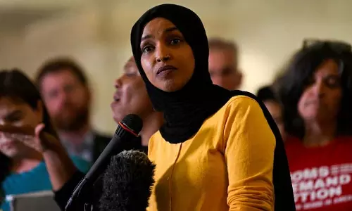 Ilhan Omar कौन हैं और ट्रंप नस्लवादी हमलों से उन्हें क्यों निशाना बनाते हैं?
