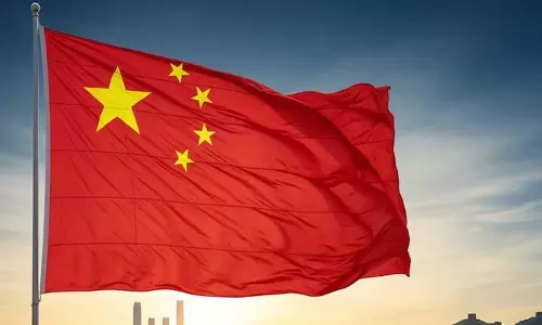China में एक महिला को सबवे में चाय गिरने पर स्कार्फ से साफ करने के लिए तारीफ़ मिली China में एक महिला को सबवे में चाय गिरने पर स्कार्फ से साफ करने के लिए तारीफ़ मिली