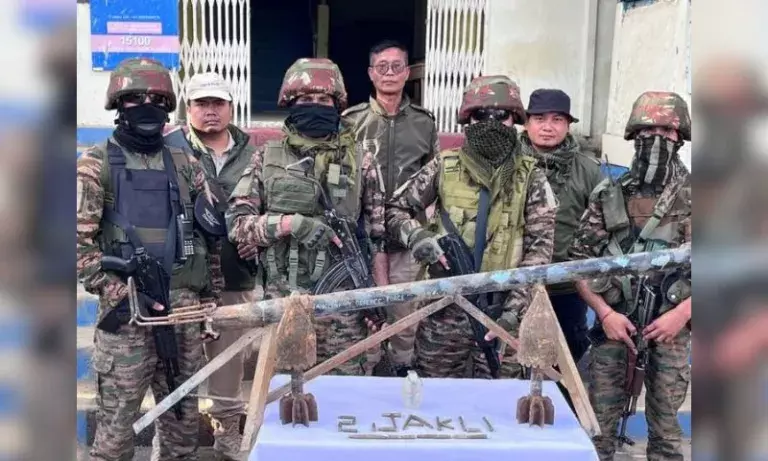 Manipur: संयुक्त अभियान में देसी मोर्टार और HE बम जब्त Manipur: संयुक्त अभियान में देसी मोर्टार और HE बम जब्त