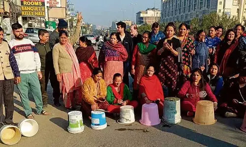 Zirakpur: चार दिनों से पानी न मिलने से परेशान विकास नगर के निवासियों ने हाईवे जाम किया