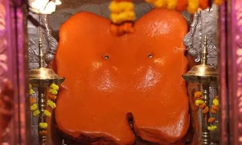 Pune के कस्बा गणपति मंदिर में मूर्ति पर सिंदूर के खोल की मरम्मत की जाएगी Pune के कस्बा गणपति मंदिर में मूर्ति पर सिंदूर के खोल की मरम्मत की जाएगी