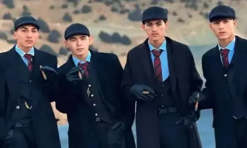Peaky Blinders के किरदारों जैसे कपड़े पहनने के आरोप में चार अफ़गानी लोगों को हिरासत में लिया गया