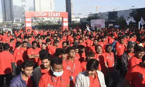 Retail Employees Day के अवसर पर नॉलेज सिटी में रेड वॉक। Retail Employees Day के अवसर पर नॉलेज सिटी में रेड वॉक।