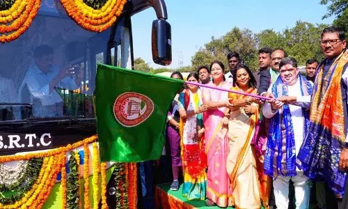 हैदराबाद में मंत्री पोन्नम प्रभाकर ने 65 Electric Buses को हरी झंडी दिखाई।
