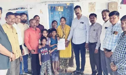 Heart Attack से मरने वाले प्राइवेट स्कूल के संवाददाता के परिवार को आर्थिक मदद। Heart Attack से मरने वाले प्राइवेट स्कूल के संवाददाता के परिवार को आर्थिक मदद।