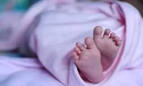 Uttar Pradesh में सोते हुए माता-पिता के बीच गलती से दबने से नवजात बच्चे की मौत हो गई