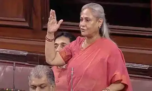 Jaya Bachchan ने ट्रैफिक में फंसी एम्बुलेंस को लेकर चिंता जताई Jaya Bachchan ने ट्रैफिक में फंसी एम्बुलेंस को लेकर चिंता जताई