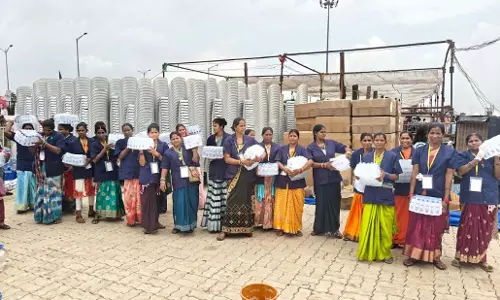 शारदा स्व-सहायता समूह की महिलाएं वाटर प्लांट से कर रही अपना व्यवसाय