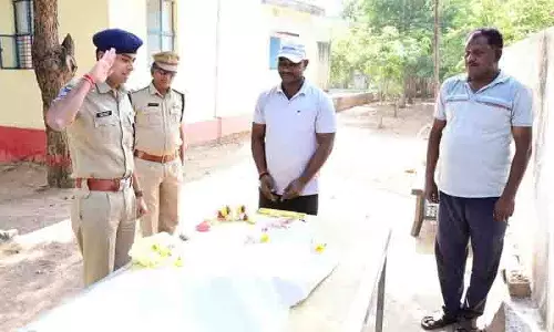 एसपी अखिल महाजन ने Adilabad में स्निफर डॉग रूनी को श्रद्धांजलि दी
