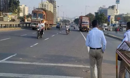 Navale Bridge Road पर नियमों का उल्लंघन करने पर 824 ड्राइवरों पर 24 लाख रुपये का जुर्माना लगाया गया