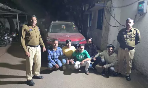 बीच रोड में आतिशबाजी और केक काटकर जन्मदिन मनाने वाले पांच युवक गिरफ्तार