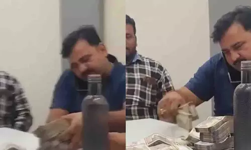 वायरल वीडियो से गुस्सा, बिल्डर ने सीनियर पुलिस inspector के सामने कैश गिना