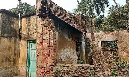 Chandannagar में एक महिला मृत पाई गई, पहले आत्महत्या की कोशिश से हड़कंप मच गया Chandannagar में एक महिला मृत पाई गई, पहले आत्महत्या की कोशिश से हड़कंप मच गया