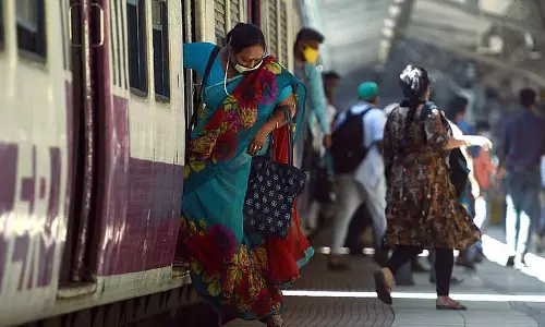 Sealdah और हावड़ा डिवीजनों में दिक्कतें, उत्तर बंगाल की ट्रेनें डायवर्ट की गईं Sealdah और हावड़ा डिवीजनों में दिक्कतें, उत्तर बंगाल की ट्रेनें डायवर्ट की गईं