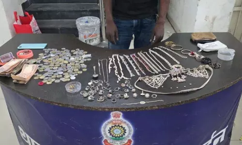 संदिग्ध हरकत देखते ही दौड़े पुलिसकर्मी, शातिर चोर गिरफ्तार संदिग्ध हरकत देखते ही दौड़े पुलिसकर्मी, शातिर चोर गिरफ्तार