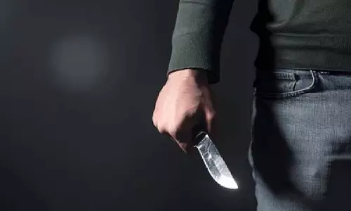 पारिवारिक विवाद को लेकर पत्नी को चाकू मारने के बाद पति ने Surrender कर दिया पारिवारिक विवाद को लेकर पत्नी को चाकू मारने के बाद पति ने Surrender कर दिया