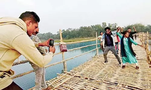 बांस के पुल पर Reels की बढ़ती संख्या खतरा पैदा कर रही बांस के पुल पर Reels की बढ़ती संख्या खतरा पैदा कर रही