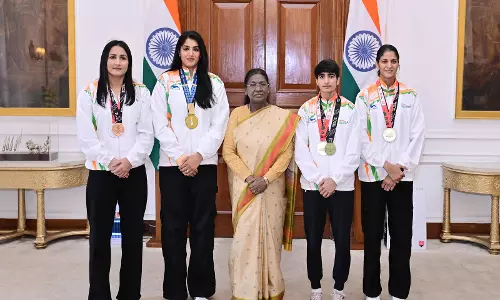 President Murmu ने लिवरपूल में पदकों की शानदार जीत के बाद भारतीय महिला मुक्केबाजों को किया सम्मानित President Murmu ने लिवरपूल में पदकों की शानदार जीत के बाद भारतीय महिला मुक्केबाजों को किया सम्मानित