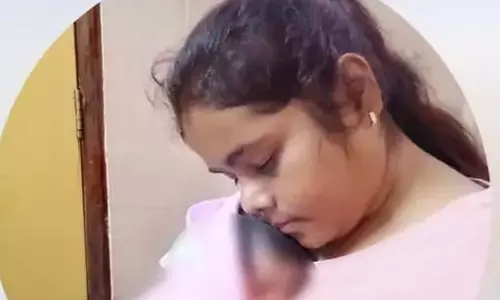 सामुदायिक स्वास्थ्य केंद्र की छत पर स्टाफ नर्स की मिली लाश, जांच में जुटी पुलिस सामुदायिक स्वास्थ्य केंद्र की छत पर स्टाफ नर्स की मिली लाश, जांच में जुटी पुलिस
