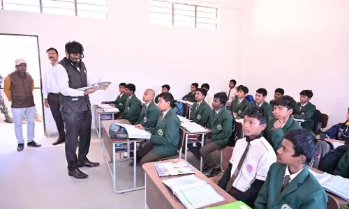 कलेक्टर व्यास ने बच्चों को पढ़ाया इतिहास के पानीपत युद्ध का पाठ कलेक्टर व्यास ने बच्चों को पढ़ाया इतिहास के पानीपत युद्ध का पाठ